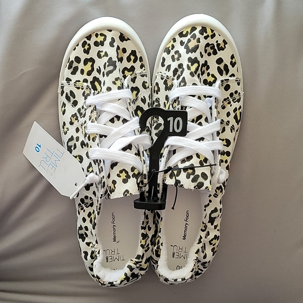 NWT lepard print tennis shoes